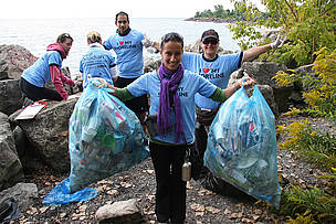 Shoreline Cleanup 2010 / ©: Ken Mak/WWF-Canada / ©: Ken Mak/WWF-Canada