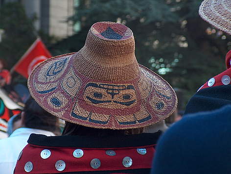 First Nations woman in cedar hat, belonging to one of 12 nations in the Great Bear. / ©: Bessie Brown / Coastal First Nations / ©: Bessie Brown / Coastal First Nations