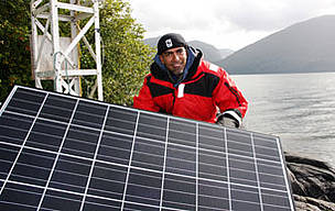 WWF Senior Science Officer Hussein Alidina helping set up a solar panel for a wind and solar ... / ©: Jo Anne Walton / WWF-Canada WWF Senior Science Officer Hussein Alidina helping set up a solar panel for a wind and solar ... / ©: Jo Anne Walton / WWF-Canada