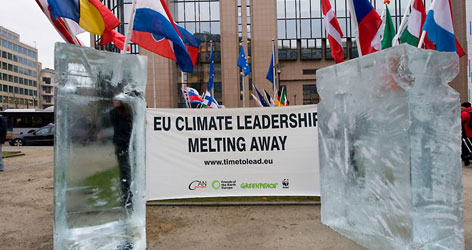 Environmental coalition drops 6 massive ice blocks in front of Berlaymont / ©: Bruno Arnold / WWF-Canon Environmental coalition drops 6 massive ice blocks in front of Berlaymont / ©: Bruno Arnold / WWF-Canon