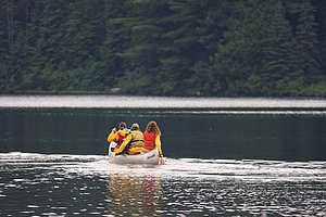 Canoeists paddle on an Algonquin Provincial Park lake, Ontario, Canada. / ©: Frank PARHIZGAR / WWF-Canada / ©: Frank PARHIZGAR / WWF-Canada