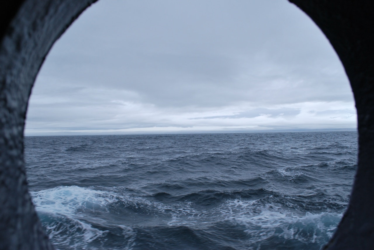 A view from a ship's porthole of waves on Ungava Bay, Nunavut, Canada. / ©: Zoe Caron / WWF-Canada / ©: Zoe Caron / WWF-Canada