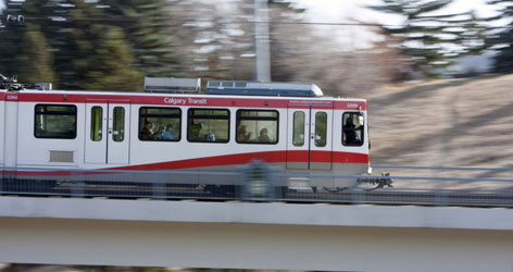 Passengers on a light rail transit train, powered by wind-generated electricity / ©: Michael Buckley / WWF-Canada Passengers on a light rail transit train, powered by wind-generated electricity / ©: Michael Buckley / WWF-Canada