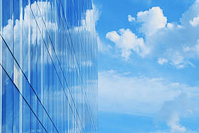 A modern glass office builidng reflects blue sky and clouds indicating environmental architecture ... / ©: iStockPhoto.com / WWF-Canada / ©: iStockPhoto.com / WWF-Canada